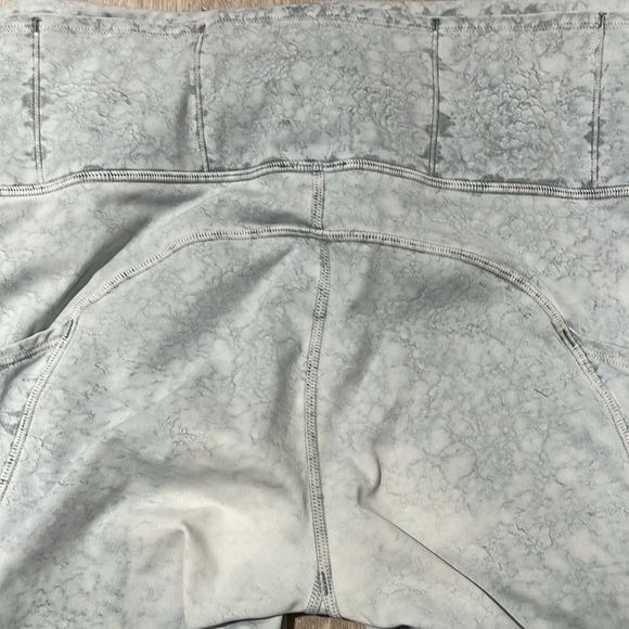 Lululemon Fast and Free Short 10" in City Grit White Blue Fog - size 8 - Picture 9 of 10
